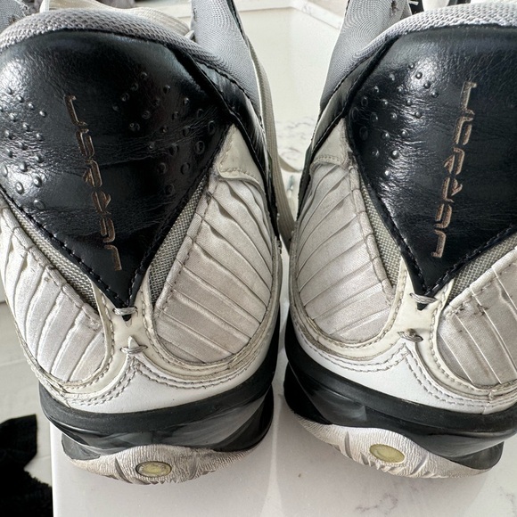 Original Jordan throwbacks. Used Great wearing condition - Picture 8 of 15